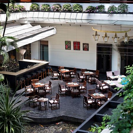 Anantara Siam Bangkok Hotel Exteriör bild The restaurant's courtyard