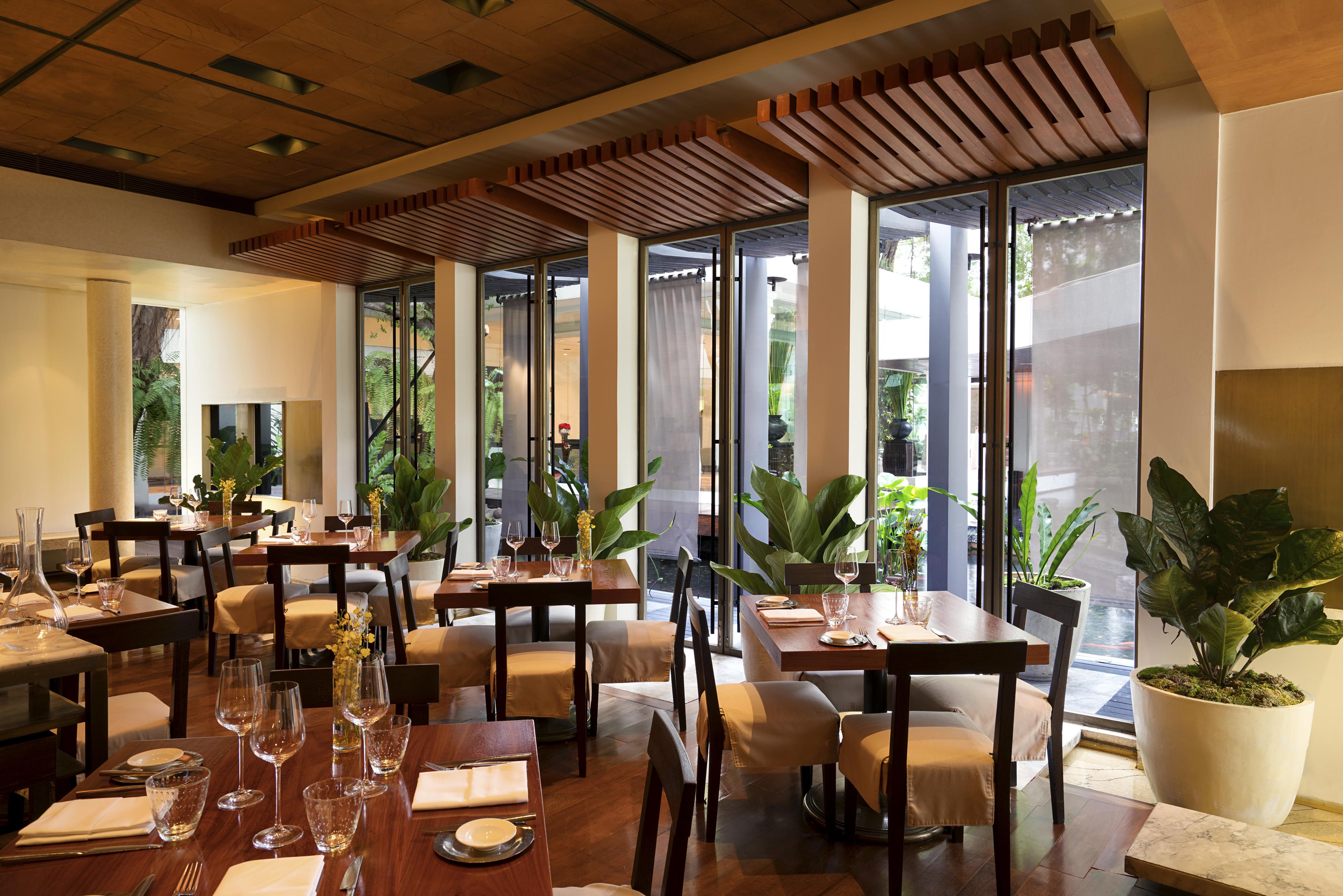 Anantara Siam Bangkok Hotel Exteriör bild Interior of the restaurant