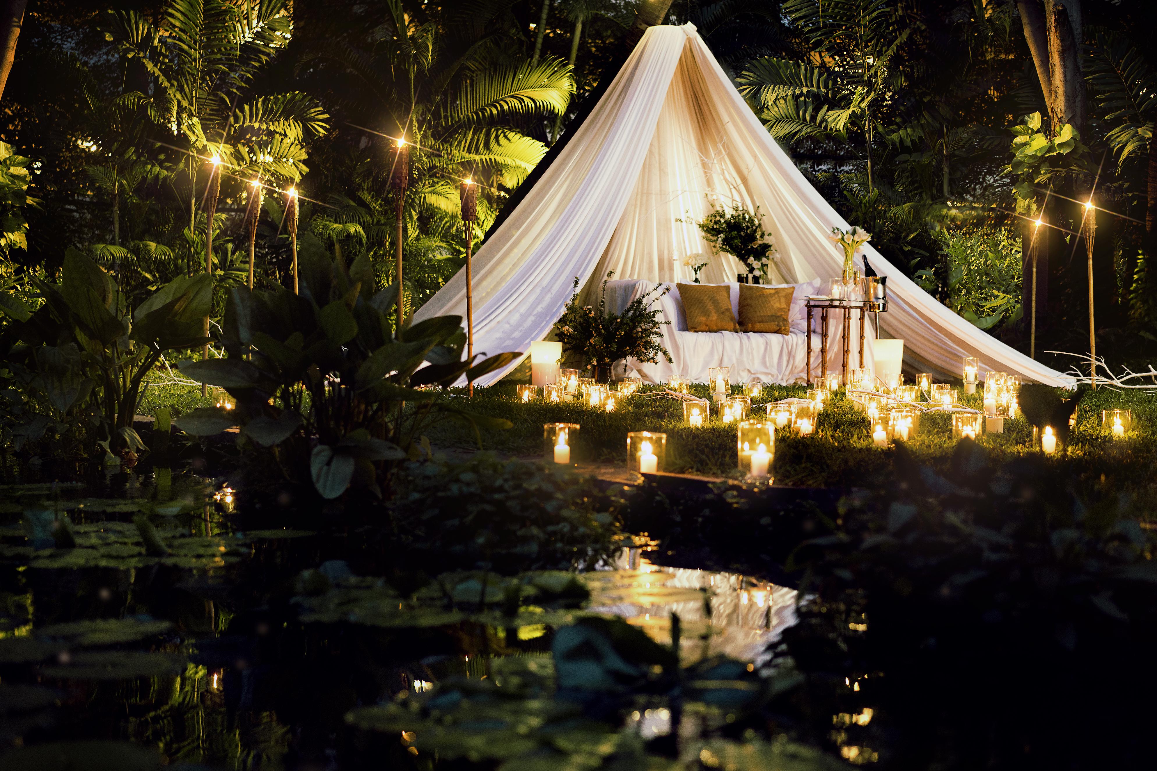 Anantara Siam Bangkok Hotel Exteriör bild A romantic dinner in a tent