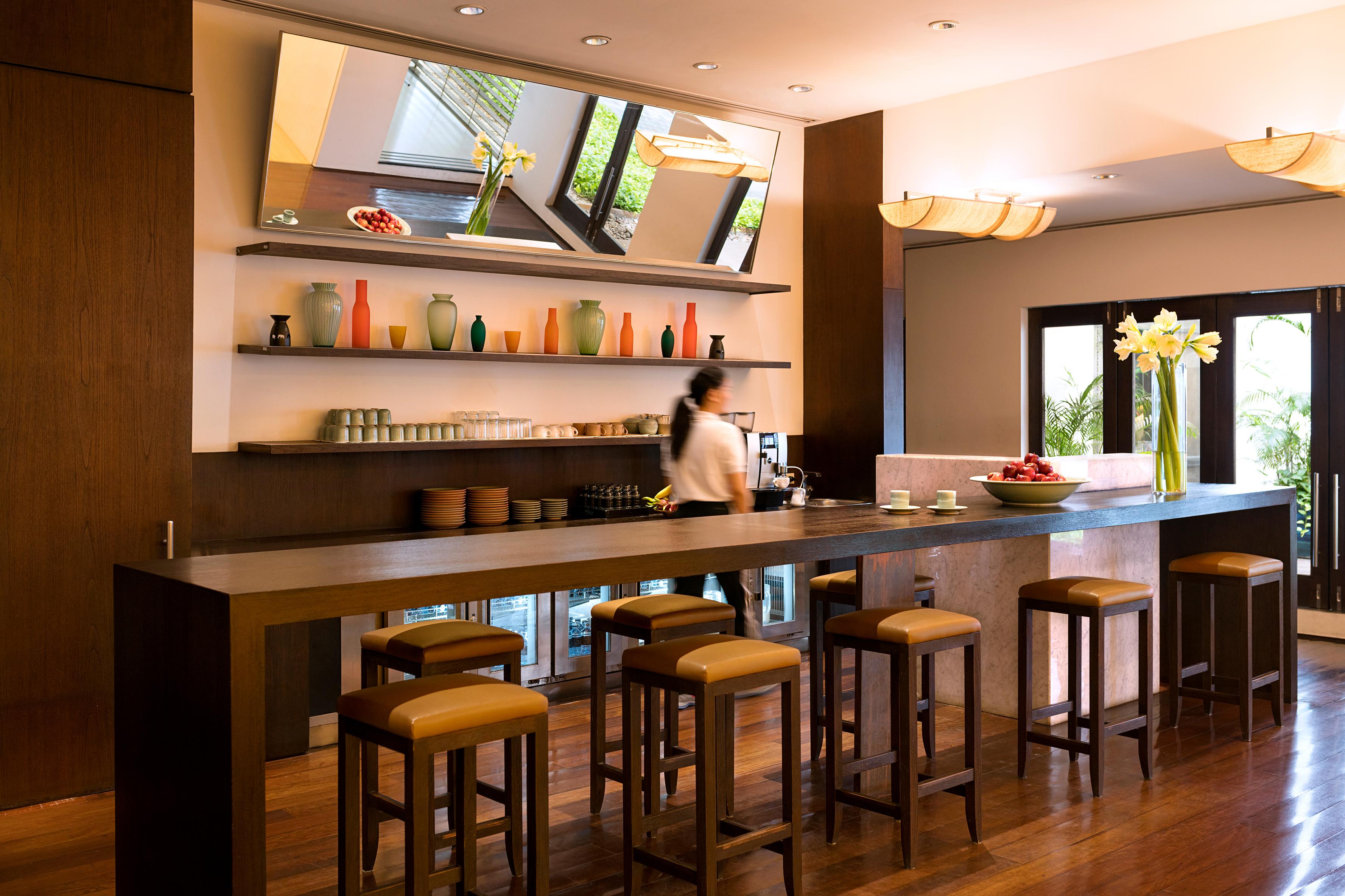Anantara Siam Bangkok Hotel Exteriör bild A bar at a hotel