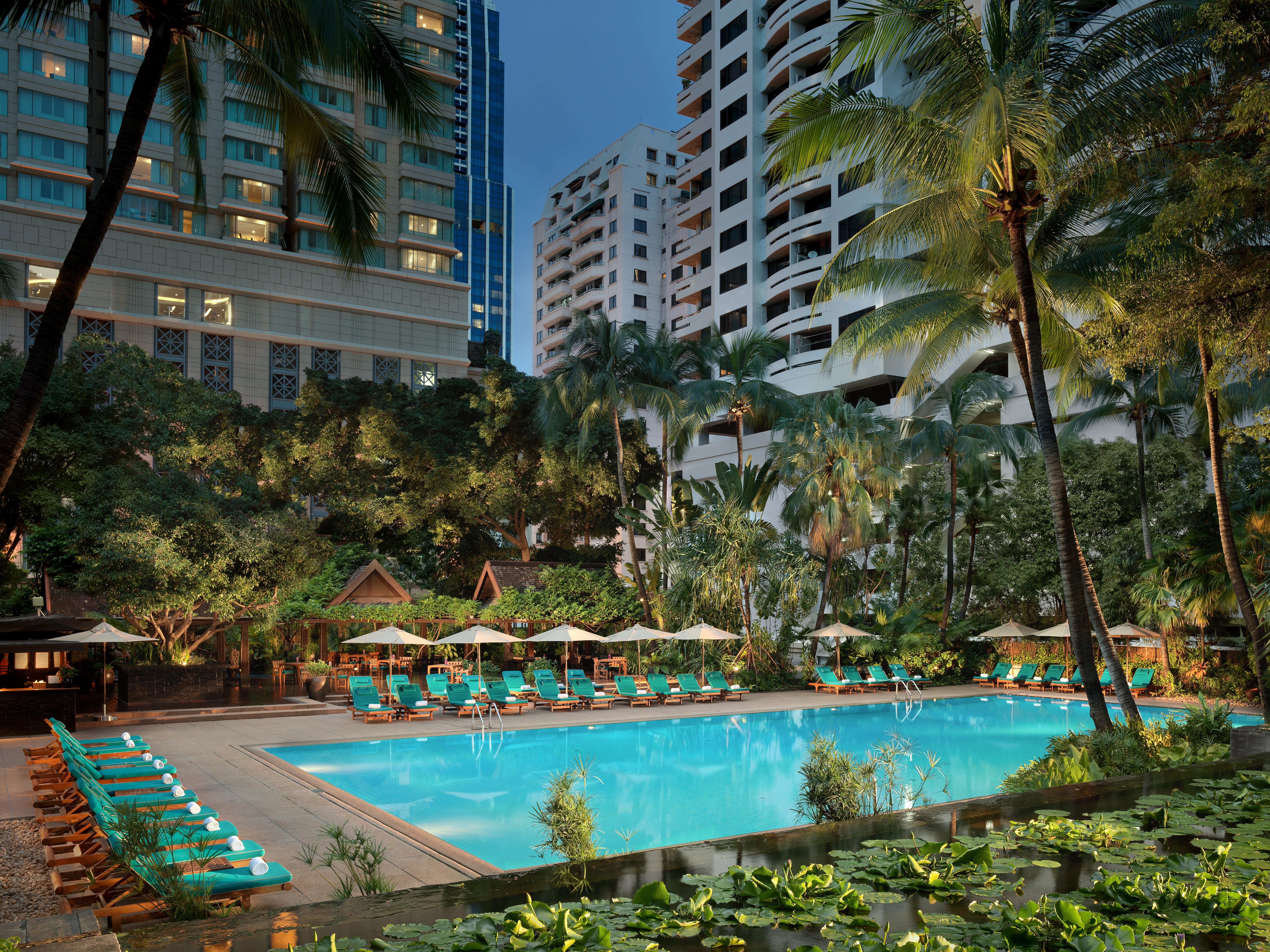 Anantara Siam Bangkok Hotel Exteriör bild The pool at the hotel