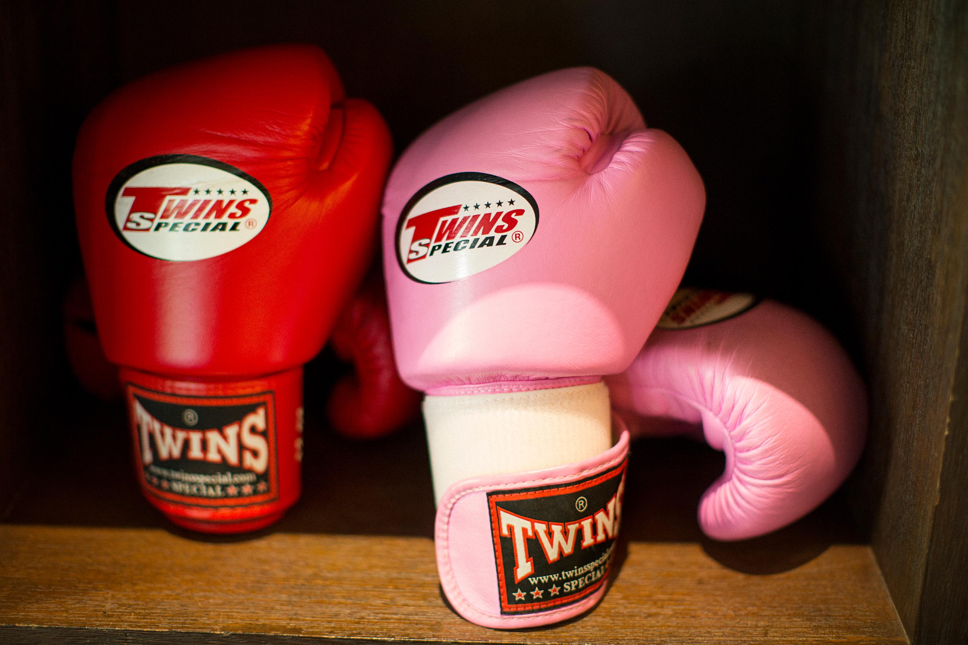 Anantara Siam Bangkok Hotel Exteriör bild Muay Thai gloves