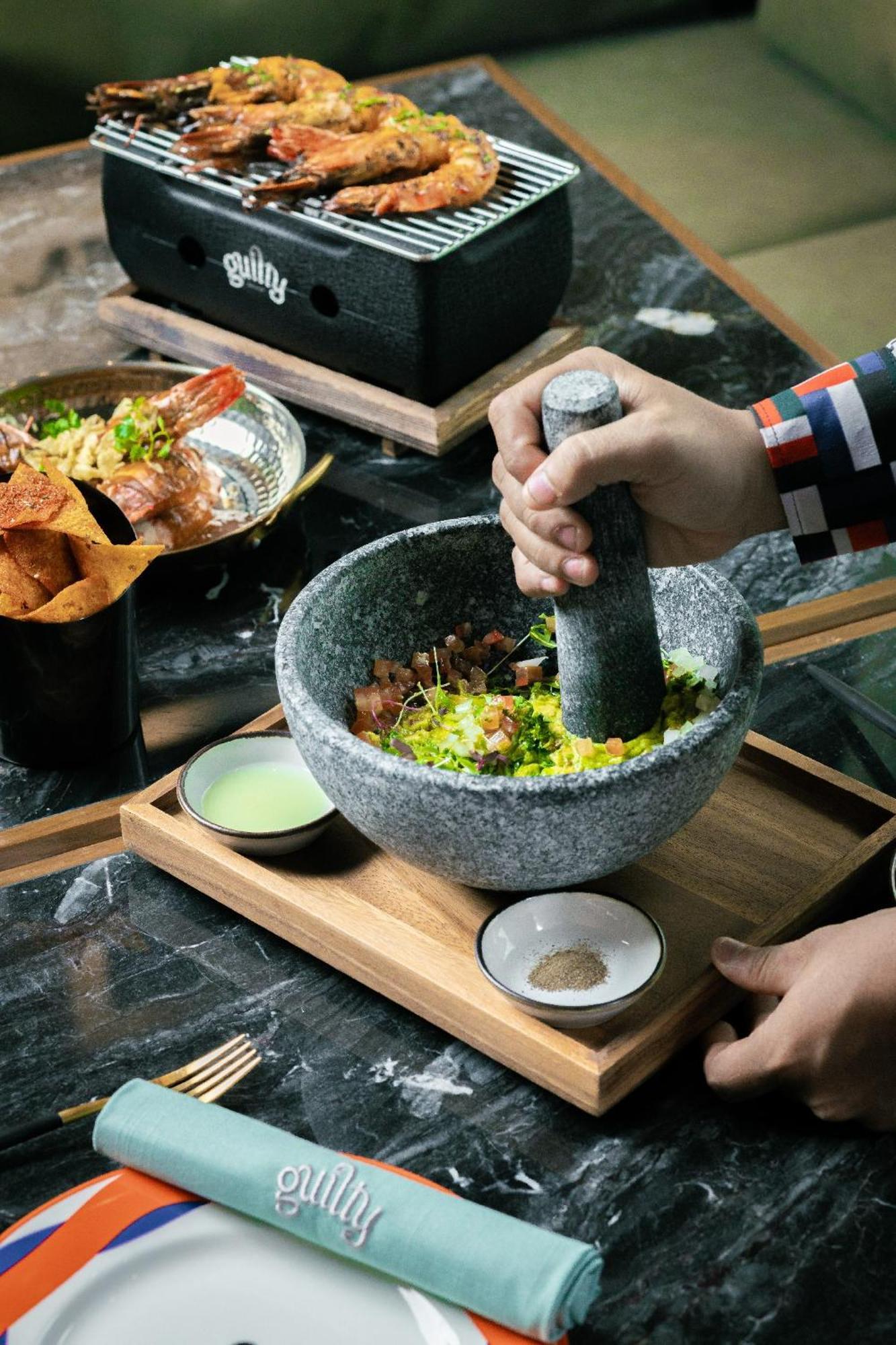 Anantara Siam Bangkok Hotel Exteriör bild A mortar and pestle in use