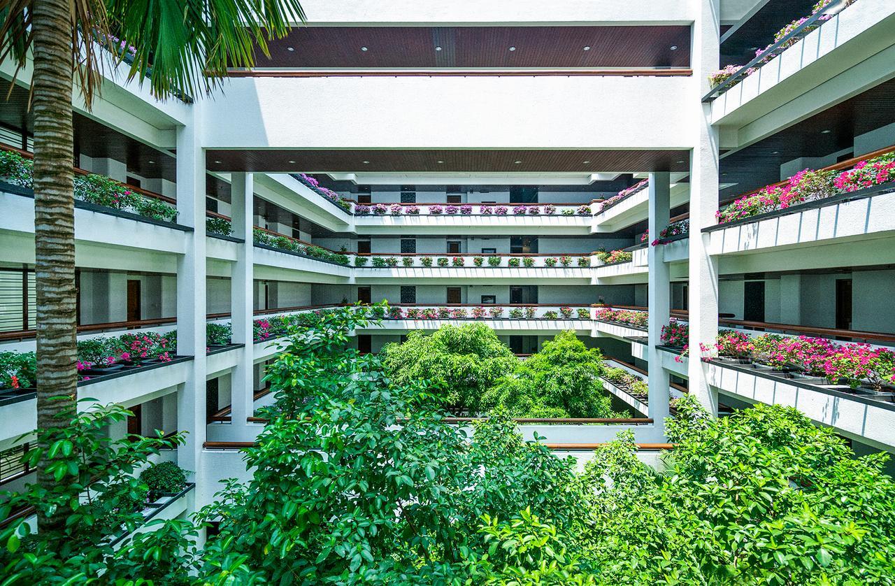 Anantara Siam Bangkok Hotel Exteriör bild The interior courtyard of the hotel