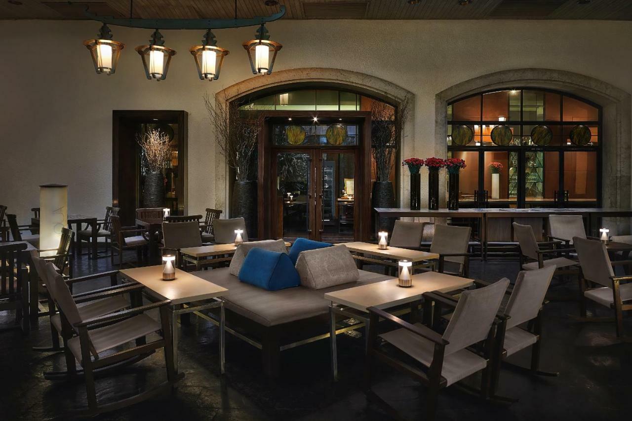 Anantara Siam Bangkok Hotel Exteriör bild The interior of the restaurant